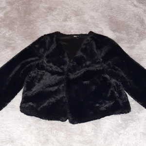 Kofta - Svart lurvig pelskofta från ginatricot i färg svart.