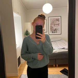 Stickad tröja - Blågrön stickad tröja från Lindex. Den är i storlek S men passar mig som normalt är XS. Dock tycker jag den är lite väl urringad på mig så brukar ha ett vitt linne under bara☺️ Använd litegrann men inte så det märks. Bara att skicka ett meddelande om ni vill ha fler bilder/mer info! Pris går att diskutera! Kan mötas upp i och runt Gävle, annars skickar jag den via posten🥰