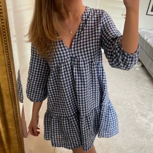 Rutig klänning - Så härlig sommarklänning från Zara 🤍 i storlek XS. Fraktar eller möts upp i Göteborg. Finns inga defekter. 🙌🏼 DIREKTPRIS: 450kr