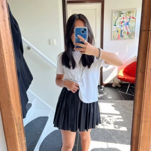 plisserad skinnkjol - Plisserad skinnkjol från zara. Stl S men passar mig som vanligtvis bär XS. Snygg i midjan och även ganska stretchig. Passar till både vår och sommar men även i höst med ett par tights under. Säljs för 250kr (frakt tillkommer)