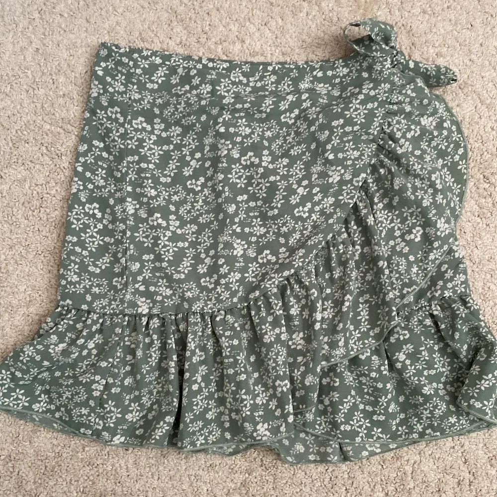 Fin grön kjol med mönster på❣️ Kontakta för fler bilder. Kjolar.