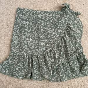 Fin grön kjol med mönster på❣️ Kontakta för fler bilder