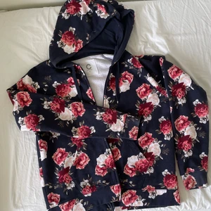 Coquette cubus hoodie - Gullig coquette-style hoodie 🌸 Storlek varierar beroende på vilket passform man vill ha (jag brukar ha S men ville ha något lite mer oversize). Har haft på mig kanske 2 gånger annars är den jättefin.