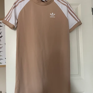 Adidas klänning  - Adidas klänning aldrig använd! Fint skick. Kan skickas 