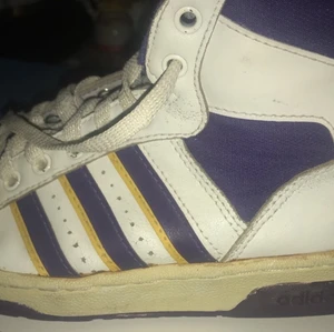 Adidas vintage - Väldigt gamla skor, hade kunnat säga vintage och rare då dom finns inte längre men är iaf använda.