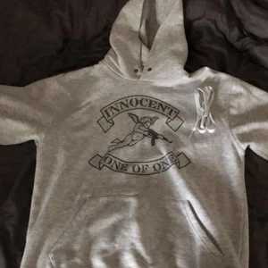 One of one innocent angel hoodie - Säljer min knappt använda one of one hoodie i bra skick! Kan gå ner i pris om rätt bud kommer! Köparen står för frakten.