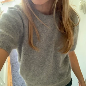 Stickad t-shirt - HÖGSTA BUD: 270+ fraktFin stickad tröja från Star Elephant. Fint material och absolut inte stickig. Hör av dig om fler bilder, frågor eller om du vill köpa! Vet ej inte vad frakten blir så inget pris är säkert❤️