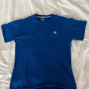Champion T-shirt blå - Super fin blå T-shirt från Champion 