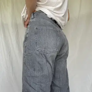 Gråa Weekday jeans i modellen Meg. Aldrig använda. W38L30. Köparen står för frakten. 🤍