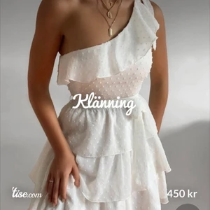Klänning vit  - Säljer en Jätte fin klänning. Perfekt till studenten eller i sommar!! Hör av er om frågor eller bilder 