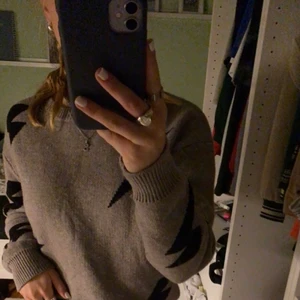 Stickad tröja - En snygg nästan oanvänd stickad tröja med blixtar på säljer på grund av att den aldrig kommer till användning och är inte riktigt min stil💕
