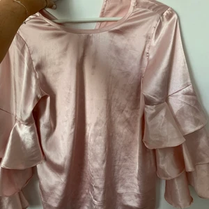 Ljusrosa silkeströja - Sälja då den inte används. Väldigt härligt material. Storlek står ej men skulle gissa på XS/S💗