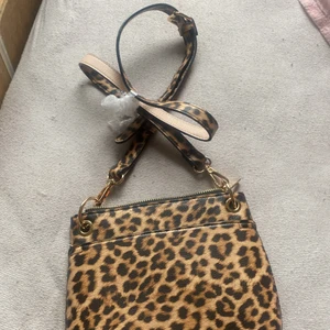 Väska - Leopard läder ny aldrig använd 