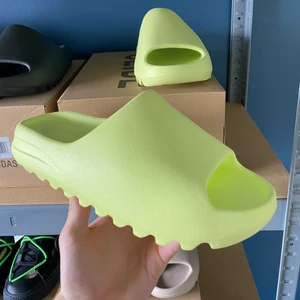 Yeezy Slide Glow Green - Säljer nu dessa Yeezy slides i storlek 46 Eu! Det är de absolut skönaste tofflorna man kan ha på sommaren så kan starkt rekommendera dem. Skriv till mig vid frågor eller ifall ni vill ha fler bilder.