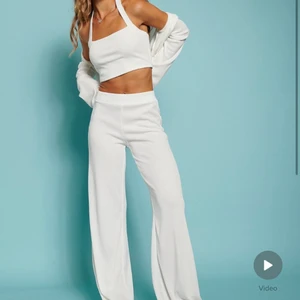 Halternecklinne från Hanna schönberg x NA-KD  - Säker det här fina linnet från Hanna Schönbergs kollektion x NA-KD. Säljer för att jag har har två i samma storlek. Helt slutsåld på hemsidan 💓💓skriv om det är något du undrar 