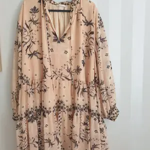 Loose dress with a floral pattern, perfect for spring / summer. Can be tied with a belt at the waist, transparent sleeves. No damage, no signs of use