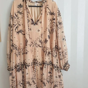 Loose dress size s - Loose dress with a floral pattern, perfect for spring / summer. Can be tied with a belt at the waist, transparent sleeves. No damage, no signs of use