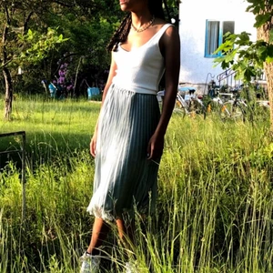 Långkjol - Mintgrön plisserad långkjol. Knappt använd och Superfin till sommaren. Strl 36 men skulle säga att den passar alla mellan 34-40❤️ !!har en likadan i ljusgul också!!!