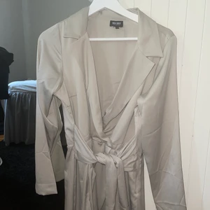 Klänning - Super fin klänning från bubbleroom, tyvärr för stor för mig. Använd endast 1 gång så är i nyskick 