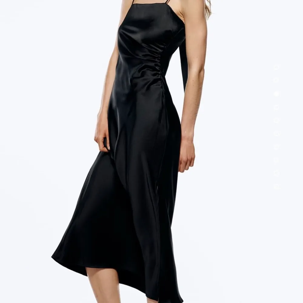 ny silkes klänning från Zara som aldrig använts 💕💕 frakt ingår inte i priset. Klänningar.