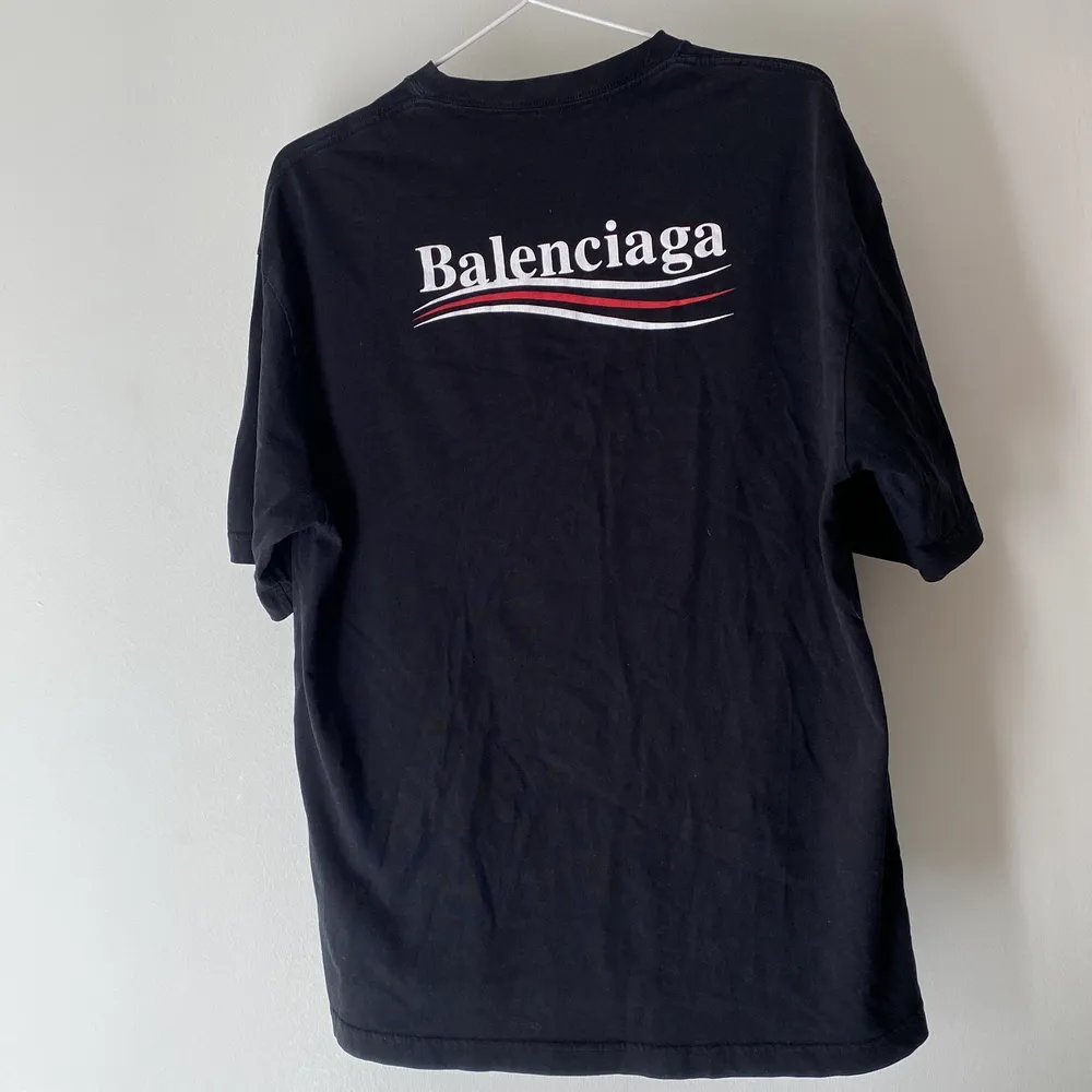 (INTRESSEKOLL) Balenciaga t-shirt med Logotyptryck på bröstet, logotyptryck i bak.     Funderar på att sälja min Balenciaga T-shirt i strl xs men känns mer som en s-m då den är lite Oversized. OBS: ett litet hål på axeln.  🖤. T-shirts.