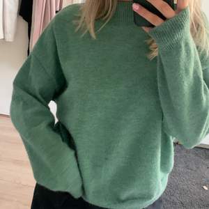 Jättefin stickad grön tröja i storlek S💗 köpt i höstas, köparen står för frakt❤️‍🔥