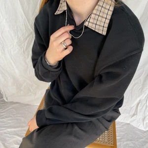 Pike med mönstrad krage 🫶 - En svart pike med mönstrad krage och mönster på armarna. SÅ nice under en sweatshirt! Strl M. Köparen står för frakten. ✌️💚