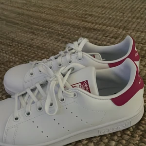 Stan smith skor - Skorna är i st 37 1/3 och säljs för 500 kr. Använd 1 gång men ser helt nya ut. 590 ink 