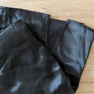 Silkeskjol - Säljer denna silkeskjol men en liten slits på. Behövs strykas 😜 Oanvänd i storlek S 🌸