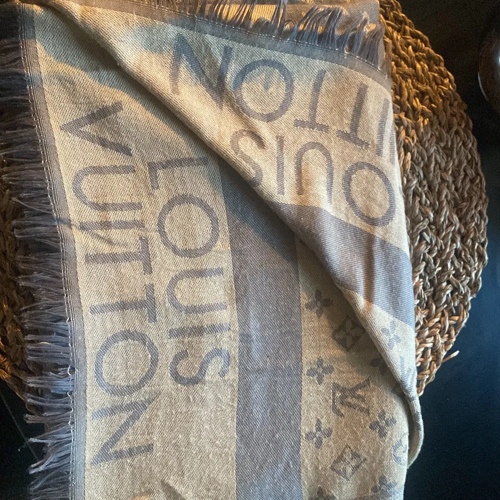 Beige och grå Aa-kopia Louis Vuitton halsduk. Tröjor & Koftor.