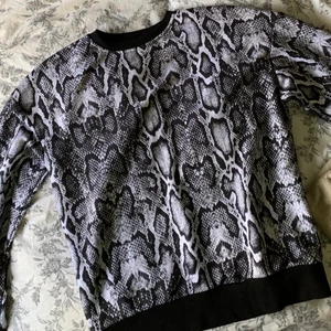 Sweatshirt från NA-KD🖤 - Aldrig använd, så den är i felfritt skick💫 Storlek M, men skulle säga att den passar Small-Large. Oversized😊 Frakt står köparen för🤍