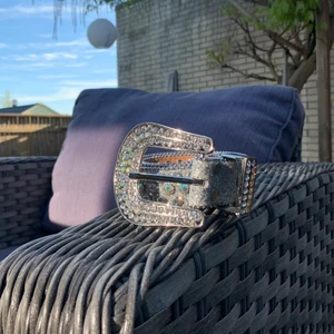 Drip belt Silver - Jääkligt fett bälte som tyvärr inte passar min midja… Längden är 42 inches vilket motsvarar 106cm. Hmu för frågor eller bilder!