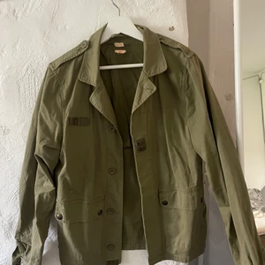Grön militär jacka - En grön vintage militärjacka