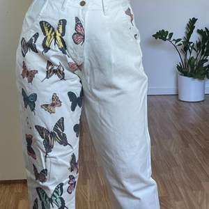 Ascoola jeans med fjärilar på! Passar bra på mig som har storlek 38 :) Använda endast en gång! Köparen står för frakten 🫂