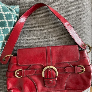 Röd väska - Axelväska som jag ärvt, väskan har flera fickor☺️🤍