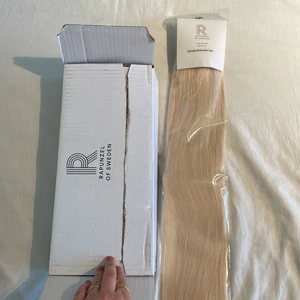 Clip-on extensions Rapunzel - Clip-on set från Rapunzel of Sweden. . Färg: 10.8 Light Blonde. 50 cm långt. Helt oanvänt - Originalpris är 1990kr!! Denna längd och färg är helt slutsåld!