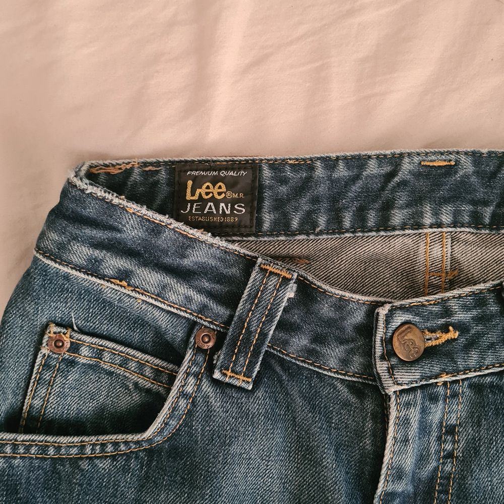 SJUKT snygga lågmidjade Lee jeans i jättefint skick. Köpta secondhand för drygt ett halvår sen men knappt använda pga lite små. Väldigt långa i benen och ganska vida vilket är skitsnyggt. Står ingen storlek men skulle tippa på xs/s. Frakt tillkommer🤝🏻💕. Jeans & Byxor.
