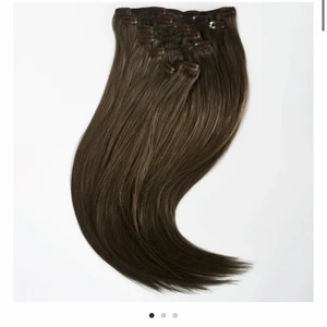 Nytt clip on hair  - Ett helt nytt clip on ser helt oanvänt från Rapunzel. Säljes pågrund av fel färg för mitt eget hår. Det är neutralt brun med lite kallare nyanser. 50 cm nypris: 1650kr