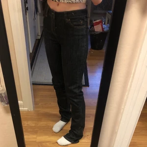 Långa jeans - ett par långa jeans i en väldigt mörk blå färg, storleken är 36 men det är en lång version så dom blir alldeles för långa på mig som är 168 dom har också halv låg midja