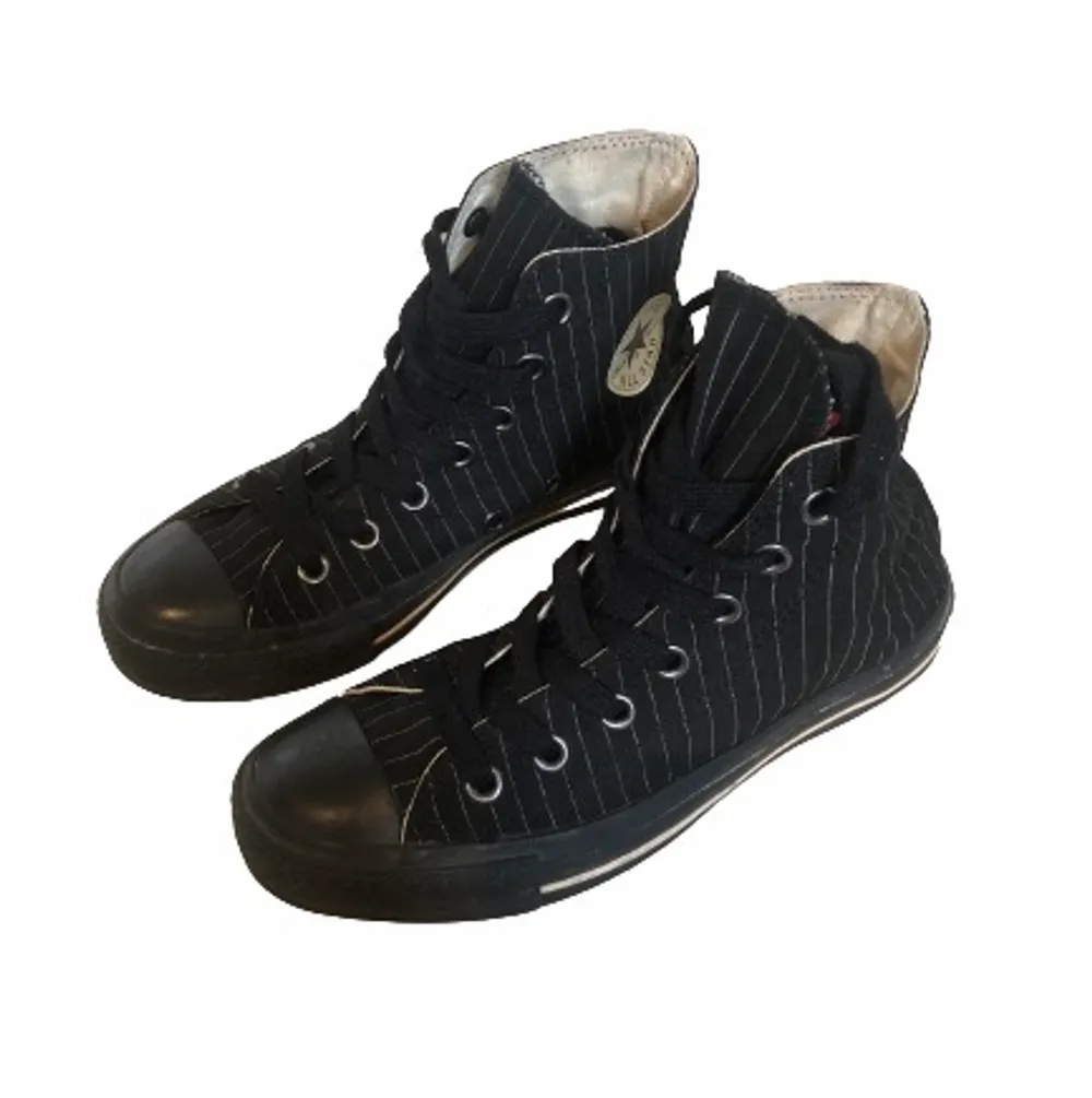 Ett par fina använda converse skor i storlek 36.5, väldigt bra skick ändast lite smuts under sulorna. Priset kan diskuteras vid snabb affär. Skor.