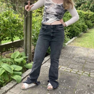 Zara - Aldrig använda svarta jeans från zara. För stora för mig därför säljer jag. Bra skick. Frakt ingår inte i priset. 