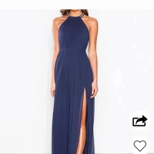 Balklänning  - Jättefin blå balklänning från Nelly. Lånade bilder från hemsidan, kontakta för fler. Använd en gång, jättebra skick. Orginalpris ca 1000kr.