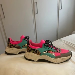 Skor säljes  - Storlek 40. Vill bli av med dem därav priset.