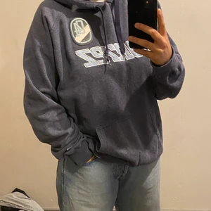Thrifted Nike hoodie  - En äldre Nike hoodie, tryck på ryggen och på framsidan som gör den unik. Den hänger tyvärr bara i garderoben:/ det står XL men sitter som L 
