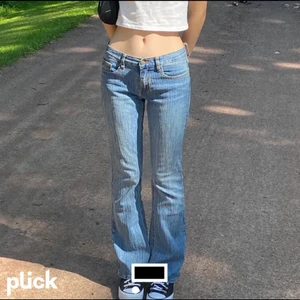 Brandy Melville lågmidjade jeans - Säljer dessa ascoola lågmidjade jeans från Brandy Melville som jag köpte här på plick och tyvärr blev liiite för korta på mig som är 182cm. De är i nyskick! Innerbenslängden är 84cm och midjemåttetet 74cm. 300kr+frakt, först till kvarn! Skriv för närmare bilder💓🦋 ÖPPEN FÖR BUD