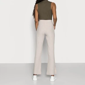 Tara trousers  - Beiga byxor från Gina Tricot i st s. Jättesköna och snygga med slits nedtill.