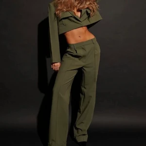 Nakd byxor  - Gröna kostymbyxor från Hanna schönbergs kollektion med NA-KD. 