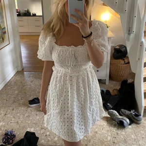 Vit klänning  - Säljer denna superfina klänning! Perfekt till studenten! Aldrig använd med lappen kvar! 💕 