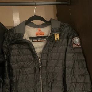 Parajumper jacka - Hej har haft jackan i ungefär 1 år köpte den från johnels inga skador på jackan ganska bra  tillstånd pris kan diskuteras skriv om du är intresserad😊