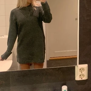 Stickad klänning  - Stickad klänning från zara, superskönt material!! Så söt och endast testad❤️